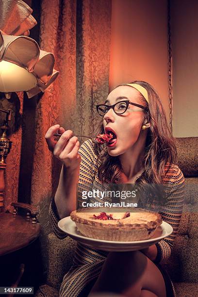 hausfrau 60er-stil mit kuchen - man eating pie stock-fotos und bilder