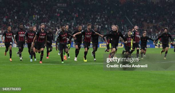 Milan players celebrate victory at the end of the Serie A match between AC MIlan and Juventus at Stadio Giuseppe Meazza on October 08, 2022 in Milan,...