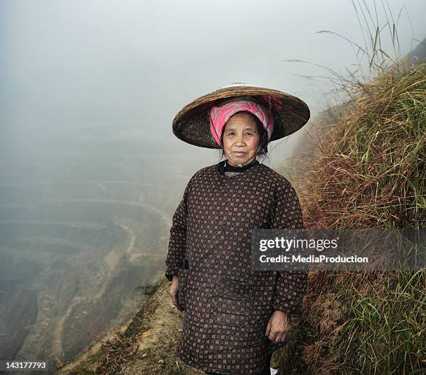 hembra arroz agricultor en paddy campos - minoría miao fotografías e imágenes de stock