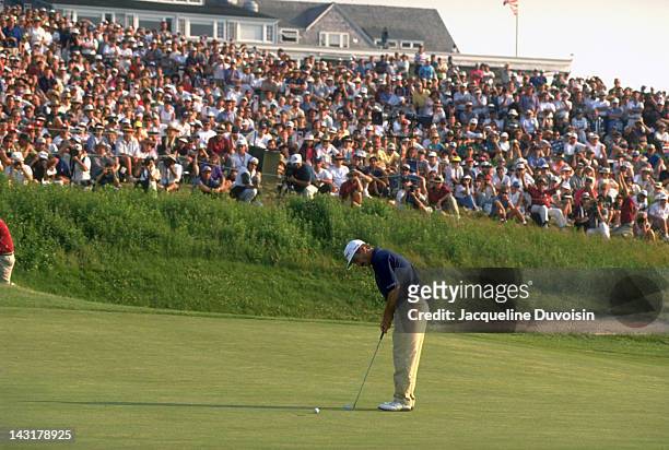 Corey Pavin in action, putt on No 18 green during Sunday play at Shinnecock Hills. Southampton, NY 6/18/1995 CREDIT: Jacqueline Duvoisin