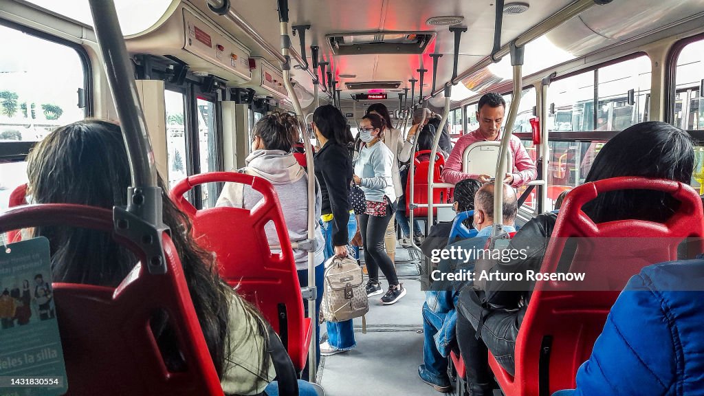 Interior de un bus transmilenio con personas