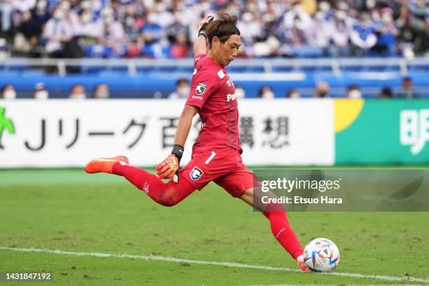 Masaaki Higashiguchi of Gamba Osaka in action during the J.LEAGUE Meiji Yasuda J1 32nd Sec. Match between Yokohama F･Marinos and Gamba Osaka at...