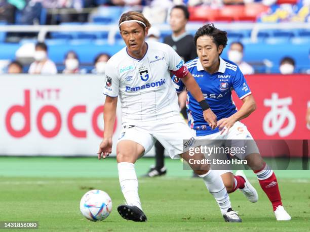 Takashi Usami of Gamba Osaka in action under pressure from Kota Watanabe of Yokohama F.Marinos during the J.LEAGUE Meiji Yasuda J1 32nd Sec. Match...