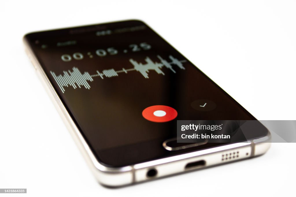 Enregistreur vocal sur smartphone. Onde d’enregistrement vocal sur l’écran d’un smartphone. Enregistrement de sons sur un smartphone. Onde de niveau de bruit de l’enregistreur vocal.