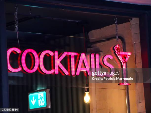 cocktails neon sign - letrero de neón fotografías e imágenes de stock