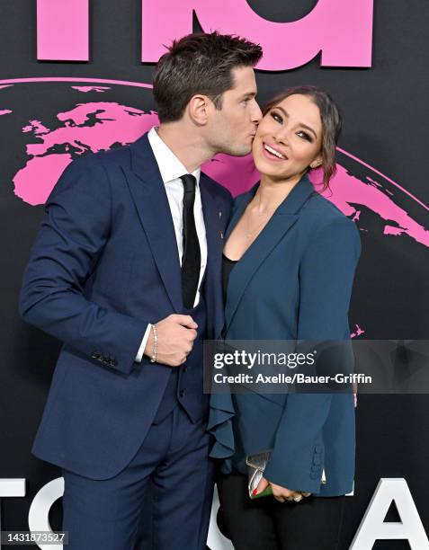 Ronen Rubinstein and Jessica Parker Kennedy attend the Environmental Media Association Awards Gala on October 08, 2022 in Los Angeles, California.