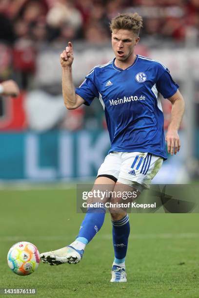 Marius Buelter of Schalke runs with the ball during the Bundesliga match between Bayer 04 Leverkusen and FC Schalke 04 at BayArena on October 08,...