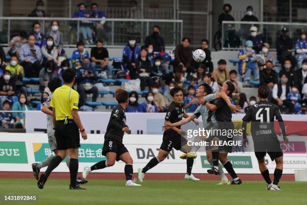 Ryo NEMOTO of Tochigi SC and Kota FUKATSU of FC Machida Zelvia during the J.LEAGUE Meiji Yasuda J2 40th Sec. Match between FC Machida Zelvia and...
