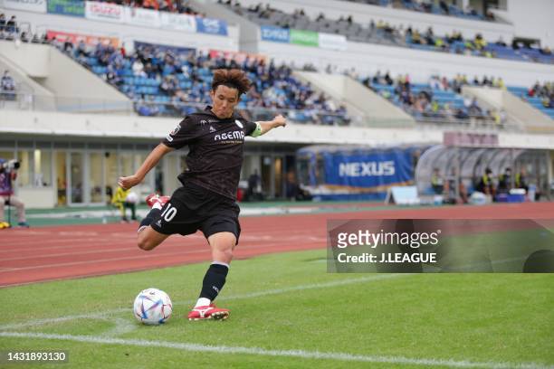 Taiki HIRATO of FC Machida Zelvia takes a corner kick during the J.LEAGUE Meiji Yasuda J2 40th Sec. Match between FC Machida Zelvia and Tochigi SC at...