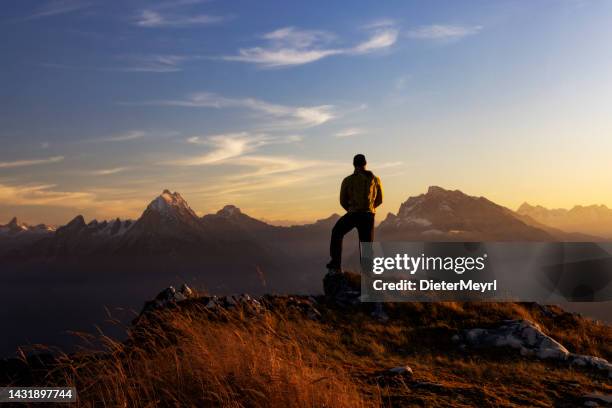 ヴァッツマンの景色を望むベルヒテスガーデン・ホッホスロン山に立つアルプスの登山家 - ヴァッツマン ストックフォトと画像