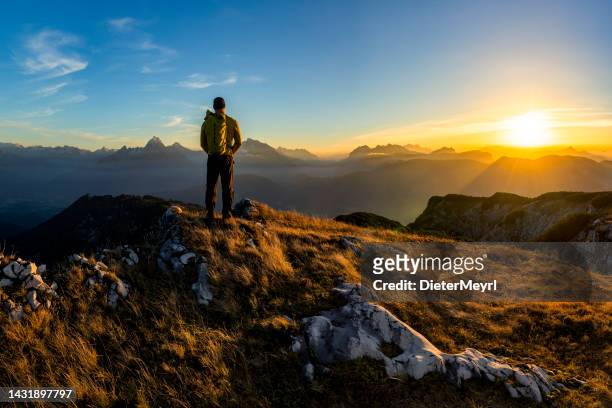 montanhista nos alpes em pé na montanha berchtesgadener hochthron com vista para watzmann - berchtesgaden - fotografias e filmes do acervo