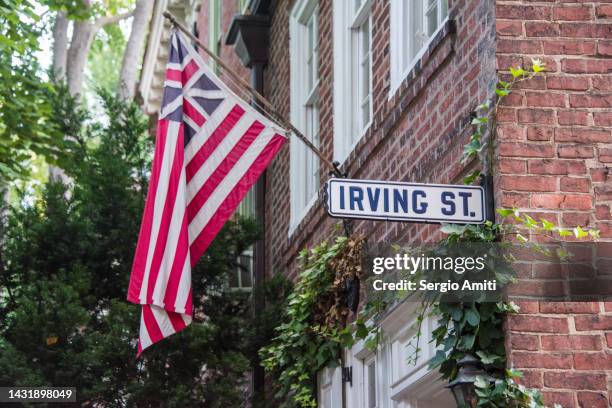 irving street sign and grand union flag - pennsylvania colony flag 個照片及圖片檔