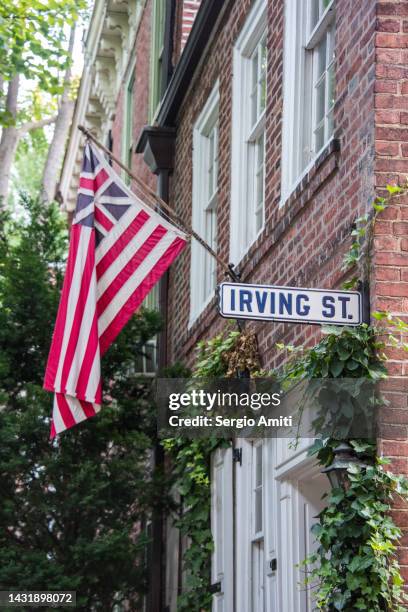 irving street sign and grand union flag - pennsylvania colony flag - fotografias e filmes do acervo