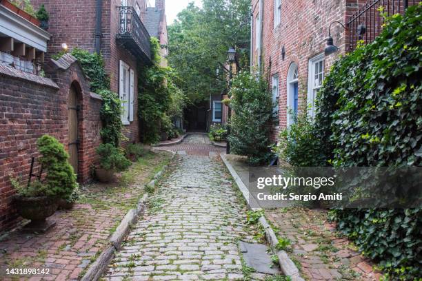 cobblestone street in downtown philadelphia - philadelphia townhouse homes stock pictures, royalty-free photos & images