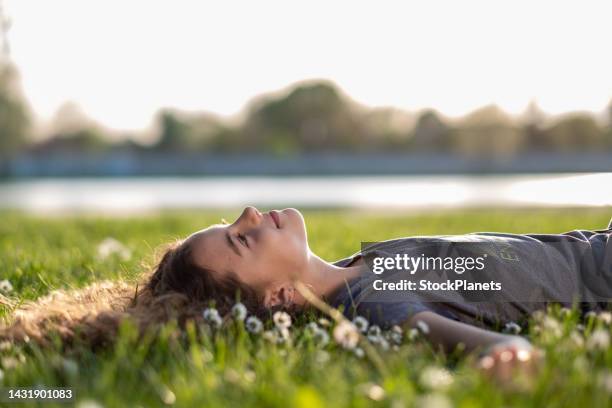 la ragazza è sdraiata sull'erba - lying down foto e immagini stock