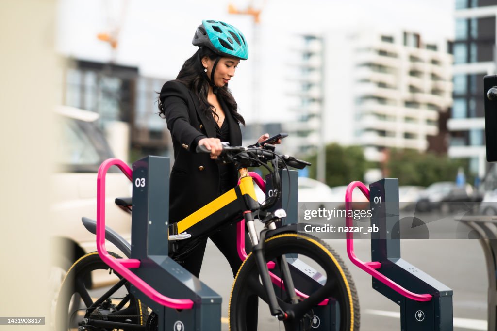 電子自転車を借りている女性。