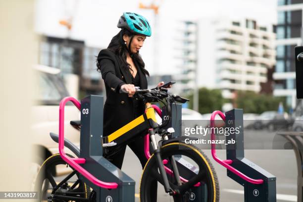 woman renting an e-bike. - bicycle rental stockfoto's en -beelden