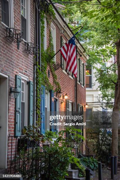 red-brick townhouses in a cobblestone street in downtown philadelphia - philadelphia townhouse homes stock pictures, royalty-free photos & images