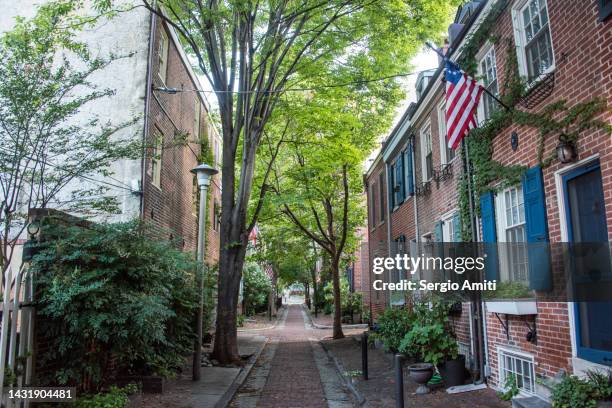 red-brick townhouses in a cobblestone street in downtown philadelphia - philadelphia pennsylvania stock pictures, royalty-free photos & images