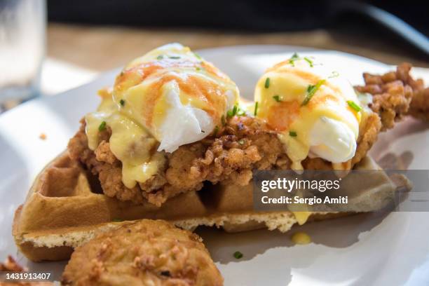 chicken & waffles benedict - waffle stock-fotos und bilder
