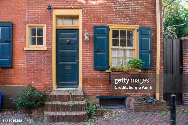 front door of brick terraced townhouse in philadelphia - philadelphia townhouse homes stockfoto's en -beelden