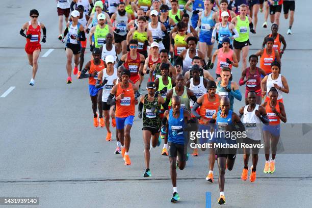 Professional men's and women's runners start the 2022 Chicago Marathon on October 09, 2022 in Chicago, Illinois.