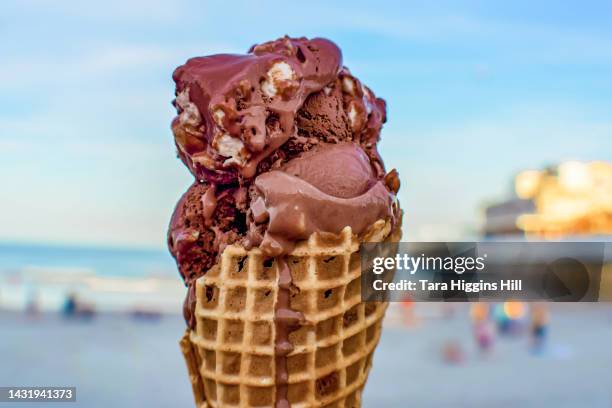 chocolate ice cream cone on beach - chocoladeijs stockfoto's en -beelden