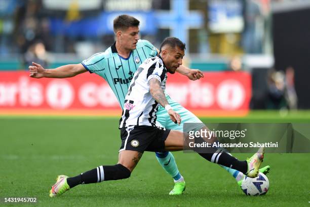 Roberto Pereyra of Udinese Calcio is challenged by Joakim Maehle of Atalanta BC during the Serie A match between Udinese Calcio and Atalanta BC at...