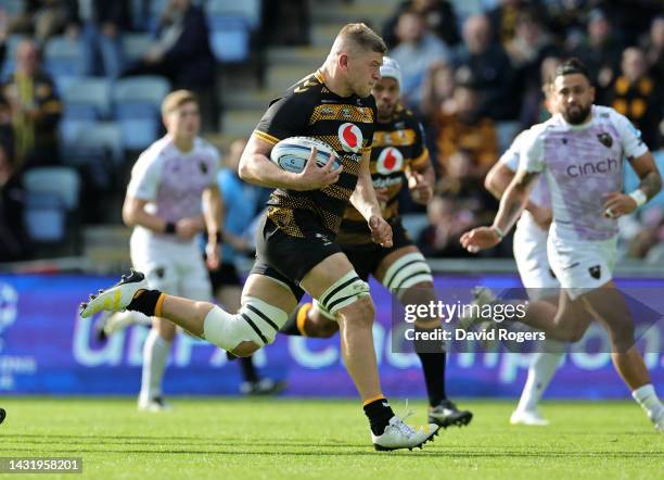 Jack Willis of Wasps breaks clear to score their first try during the Gallagher Premiership Rugby match between Wasps and Northampton Saints at The...