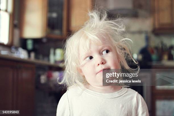 child with messy hair - cabello desmelenado fotografías e imágenes de stock