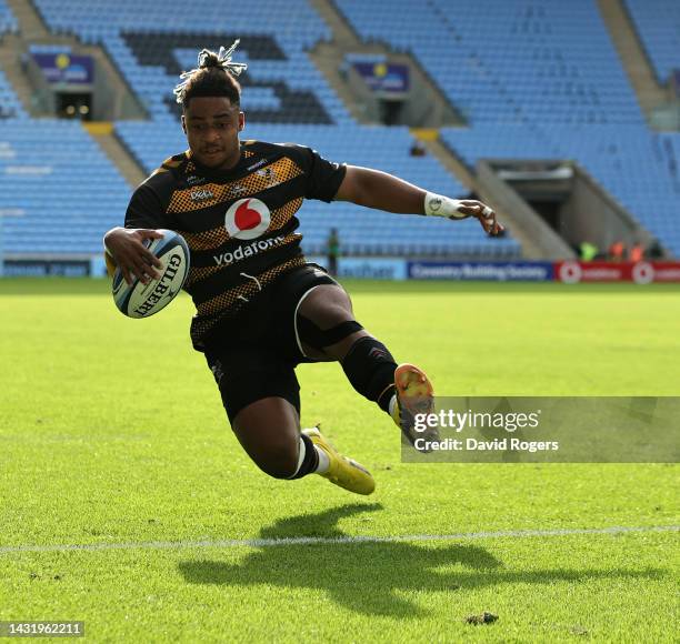 Paolo Odogwu of Wasps scores their second try during the Gallagher Premiership Rugby match between Wasps and Northampton Saints at The Coventry...