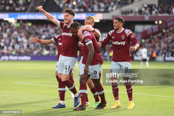 Michail Antonio celebrates with Pablo Fornals, Declan Rice, Tomas Soucek of West Ham United after scoring their team's third goal during the Premier...
