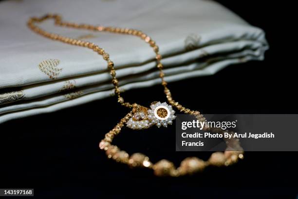 gold jewels and saree - gold jewellery india stock pictures, royalty-free photos & images