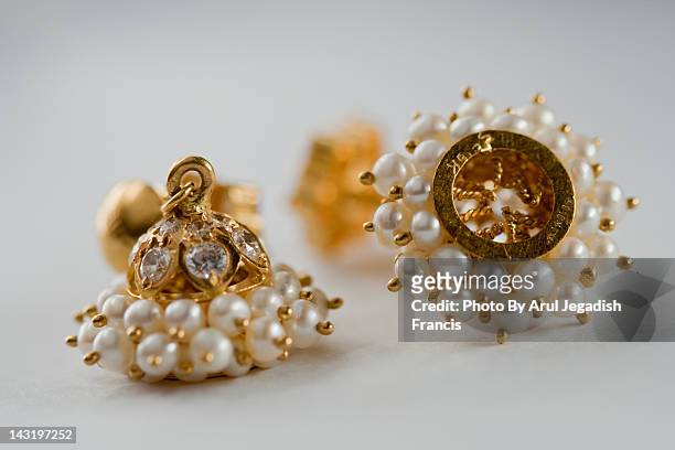 pearl earring - pendiente de perlas fotografías e imágenes de stock