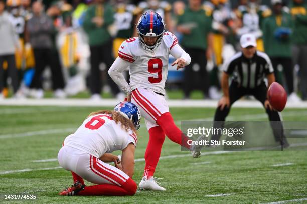 Graham Gano of the New York Giants kicks a 37 yard field goal in the third quarter during the NFL match between New York Giants and Green Bay Packers...