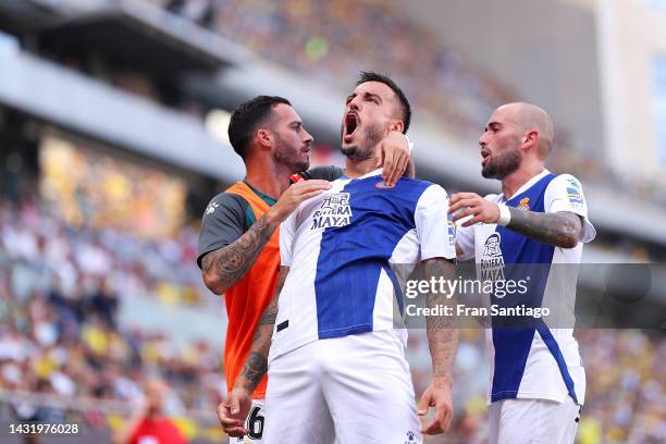 Joselu of RCD Espanyol celebrates scoring their side's first goal with teammates during the LaLiga Santander match between Cadiz CF and RCD Espanyol...