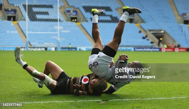 Courtnall Skosan of Northampton Saints falls on Wasps fullback Jacob Umaga as they attempt to gather a high ball during the Gallagher Premiership...