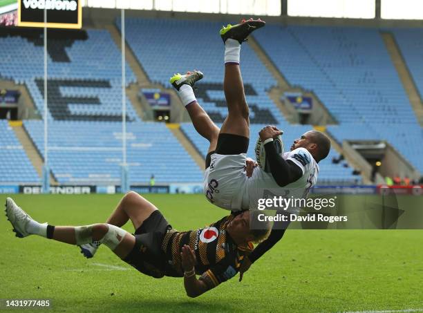 Courtnall Skosan of Northampton Saints falls on Wasps fullback Jacob Umaga as they attempt to gather a high ball during the Gallagher Premiership...