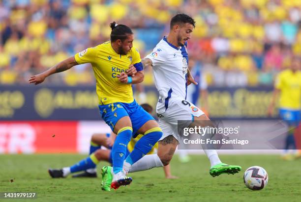 Alfonso Espino of Cadiz CF challenges Joselu of RCD Espanyol during the LaLiga Santander match between Cadiz CF and RCD Espanyol at Estadio Nuevo...