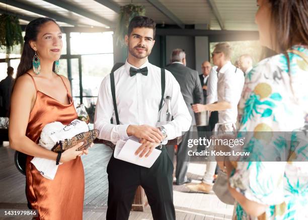 evento, boda o gala con grupo, invitado o personas con ropa de moda, elegante y elegante disfrutando de conversaciones, escuchando y hablando. una multitud, gente e invitados hablando en una fiesta de lujo. - gala fotografías e imágenes de stock