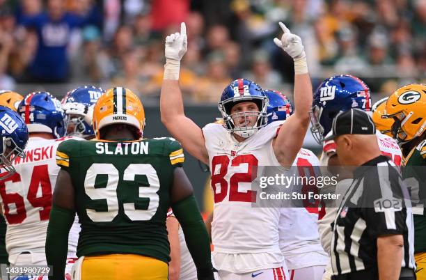 Daniel Bellinger celebrates a 2 yard touchdown by Gary Brightwell of the New York Giants in the fourth quarter during the NFL match between New York...