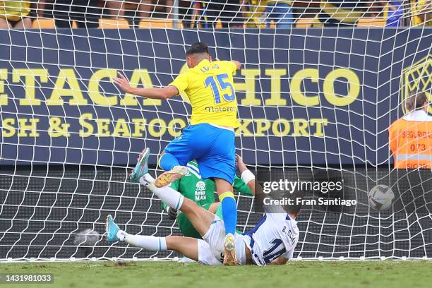 Lucas Perez of Cadiz CF scores their side's second goal whilst under pressure from Benjamin Lecomte and Brian Olivan of RCD Espanyol during the...