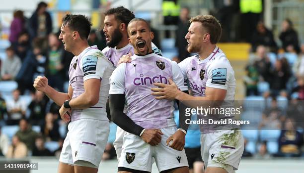 Courtnall Skosan of Northampton Saints celebrates with team mates after scoring their last minute, match winning try during the Gallagher Premiership...
