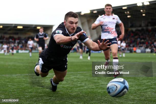 Mateo Carreras of Newcastle Falcons attempts to score a try during the Gallagher Premiership Rugby match between Newcastle Falcons and Saracens at...