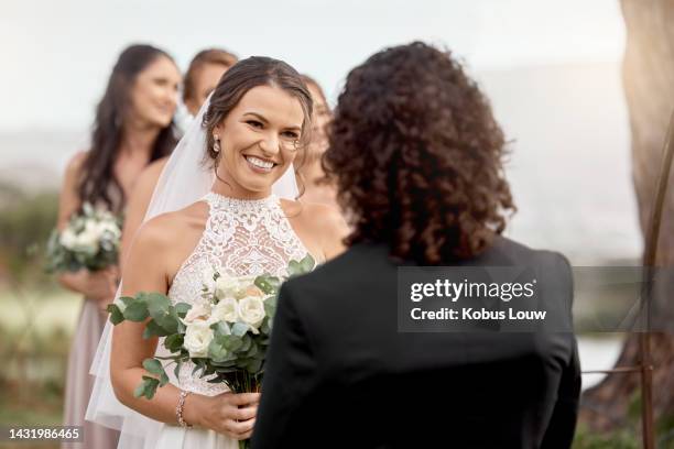matrimonio, coppia e celebrazione al matrimonio evento naturalistico di amore, sostegno e impegno nel parco giardino all'aperto. giovane uomo e donna sposati sorriso, felicità e gioia celebrano insieme un futuro felice - wedding planning foto e immagini stock