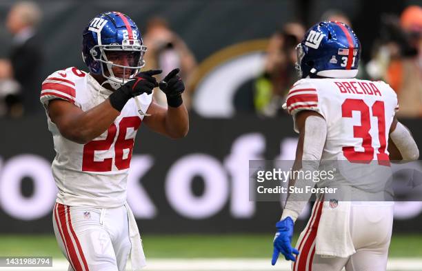 Saquon Barkley of the New York Giants celebrates a 2 yard touchdown in the fourth quarter during the NFL match between New York Giants and Green Bay...