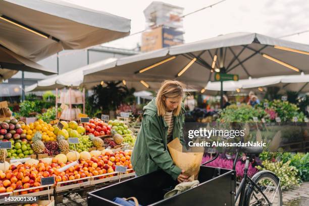 grocery shopping - young woman healthy eating stockfoto's en -beelden
