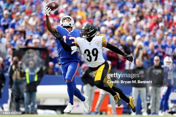 Gabe Davis of the Buffalo Bills makes a one handed catch against Minkah Fitzpatrick of the Pittsburgh Steelers for a touchdown during the second...