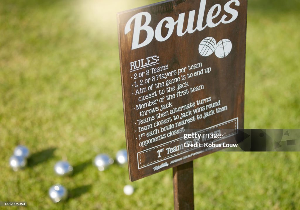 Boulesport, Informationsschild und Spielregeln im Sommergarten Gras, Hinterhof oder Naturpark in Frankreich. Zoom, Textur oder Holzplakat mit Schrift für Bewegung, Fitness und Training