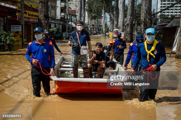 a film crew and rescue crew in a flooded street chiang mai, thailand - cidade de chiang mai imagens e fotografias de stock